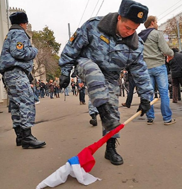 Полиция вытирает ноги о флаг России