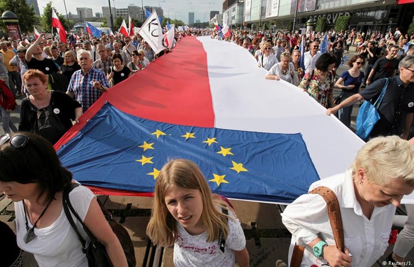 ЕС критикует Польшу