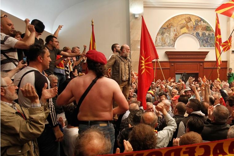 Македония. Протестующие штурмуют парламент