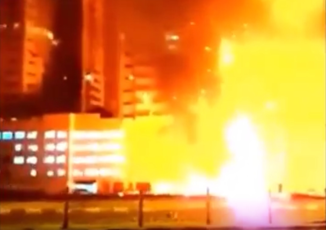 горящий небоскреб в ОАЭ