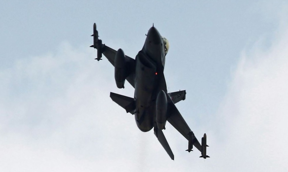 f 16 jet